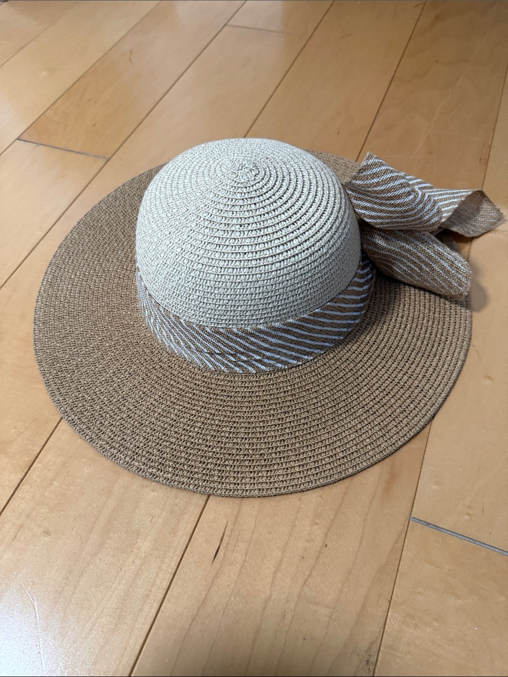 Women’s Two-Tone Wide Brim Straw Sun Hat with Bow
